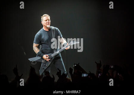 Norwegen, Oslo - Mai 2, 2018. Die amerikanische Heavy Metal Band Metallica führt live Konzerte in der Telenor Arena in Oslo. Hier der Sänger und Gitarrist James Hetfield ist live auf der Bühne gesehen. (Foto: Gonzales Foto - Terje Dokken). Stockfoto