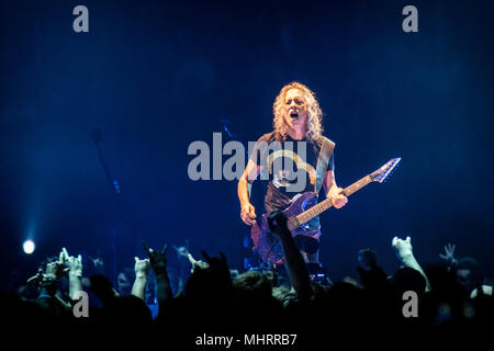 Norwegen, Oslo - Mai 2, 2018. Die amerikanische Heavy Metal Band Metallica führt live Konzerte in der Telenor Arena in Oslo. Hier Gitarrist Kirk Hammett wird gesehen, live auf der Bühne. (Foto: Gonzales Foto - Terje Dokken). Stockfoto