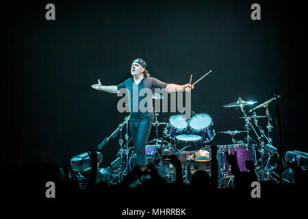 Norwegen, Oslo - Mai 2, 2018. Die amerikanische Heavy Metal Band Metallica führt live Konzerte in der Telenor Arena in Oslo. Hier Schlagzeuger Lars Ulrich ist live auf der Bühne gesehen. (Foto: Gonzales Foto - Terje Dokken). Stockfoto