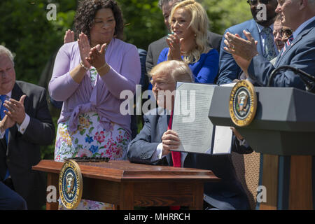 Washington, District of Columbia, USA. 3. Mai, 2018. Präsidenten der Vereinigten Staaten Donald J. Trumpf hält eine unterzeichnete Executive Order'', um sicherzustellen, dass alle religiösen Gemeinschaften haben starke Fürsprecher im Weißen Haus'' während einer Nationalen Tag des Gebets Veranstaltung im Rosengarten des Weißen Hauses in Washington, DC am 3. Mai 2018. Credit: Alex Edelman/CNP Credit: Alex Edelman/CNP/ZUMA Draht/Alamy leben Nachrichten Stockfoto