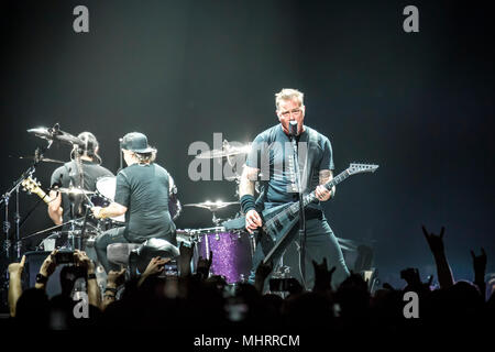 Norwegen, Oslo - Mai 2, 2018. Die amerikanische Heavy Metal Band Metallica führt live Konzerte in der Telenor Arena in Oslo. Hier der Sänger und Gitarrist James Hetfield ist live auf der Bühne gesehen. (Foto: Gonzales Foto - Terje Dokken). Stockfoto