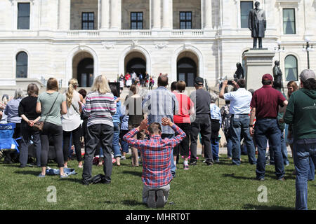 St. Paul, Minnesota, USA. 3. Mai, 2018. Christen versammeln sich außerhalb der Minnesota State Capitol Building in St. Paul, MN für Amerika und seine Führer zu beten. Copyright: Gina Kelly/Alamy leben Nachrichten Stockfoto