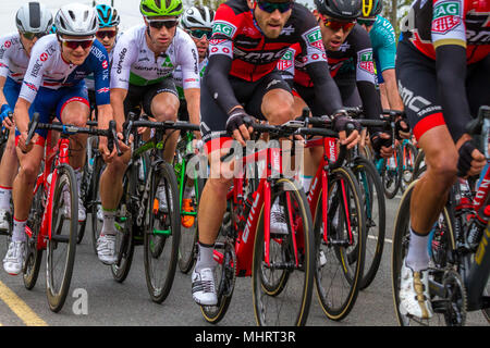 South Yorkshire, UK. 3. Mai 2018. Mark Cavendish versteckt in der Mitte der im Hauptfeld für die meisten die Fahrt und hier 3 km vor dem Ziel auf Bawtry Road in Doncaster, kreuzt die Linie sicher, aber nicht mit einem Podestplatz Rebecca Cole/Alamy leben Nachrichten Stockfoto