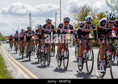 South Yorkshire, UK. 3. Mai 2018. Das Team Sunweb Frauen Team, auf einer Mission, mit determinaiton auf ihren Gesichtern, aber nicht in einen Podiumsplatz ... heute. Rebecca Cole/Alamy leben Nachrichten Stockfoto