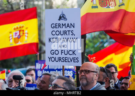 Madrid, Spanien. 3. Mai, 2018. Menschen protestieren vor dem Hauptquartier der Europäischen Union während einer Demonstration einberufen wurde, um die Grundlage für die Verteidigung der spanischen Nation (DENAES) unter dem Motto "Für die Verteidigung der Würde und Souveränität von Spanien" und anspruchsvolle Deutschland die Auslieferung des Katalanischen leader Carles Puigdemont, in Madrid, Spanien. Credit: Marcos del Mazo/Alamy leben Nachrichten Stockfoto