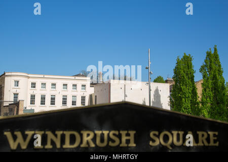 London, Großbritannien 3. Mai 2018 rechtliche Kliniken im ganzen Kann am Schwarzen kulturellen Archive an, die auf windrush Square in Brixton, die mit den Windrush migration Skandal betroffenen befindet. Credit: Thabo Jaiyesimi/Alamy leben Nachrichten Stockfoto