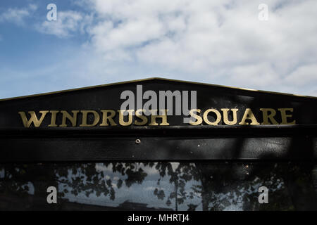 London, Großbritannien 3. Mai 2018 rechtliche Kliniken im ganzen Kann am Schwarzen kulturellen Archive an, die auf windrush Square in Brixton, die mit den Windrush migration Skandal betroffenen befindet. Credit: Thabo Jaiyesimi/Alamy leben Nachrichten Stockfoto