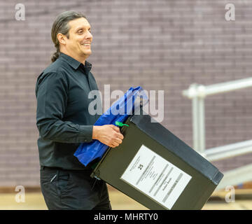 Brentwood Essex 3. Mai 2018; Wahlurne kommt an der Brentwood Wahl zählen, Teil der Englischen Rat Wahlen Credit Ian Davidson/Alamy leben Nachrichten Stockfoto