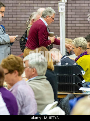 Brentwood Essex 3. Mai 2018 Stimmzettel vor Polling Agenten von den politischen Parteien, die eng der Graf monitor gezählt werden. Kredit Ian Davidson/Alamy leben Nachrichten Stockfoto