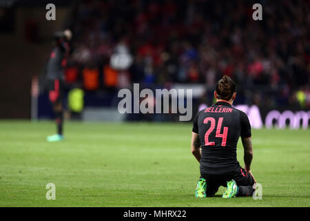 Madrid, Spanien. 3. Mai 2018. Hector Bellerin sitzen auf dem Boden nach der Beseitigung von Arsenal im Halbfinale der Europa League an der Wanda Metropolitano Stadion in Madrid, Spanien. Final Score (Atletico de Madrid 1:0 FC Arsenal). Credit: SOPA Images Limited/Alamy leben Nachrichten Stockfoto