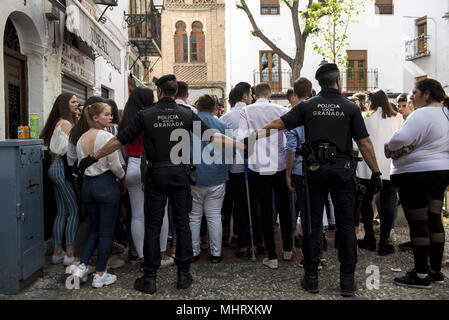 Granada, Spanien. 3. Mai, 2018. Polizisten versuchen Plaza Larga Platz des Menschen während der Dia de las Cruces Festival zu leeren.''El Stil-a de la Cruz'' oder 'DÃ-a de las Cruces'' ist eines der schönsten Feste in Granada. Jeder dritte Mai viele Straßen, Plätze und Terrassen zeigen Altäre mit Kreuzen geschmückt mit Blumen zum Heiligen Kreuz zu gedenken. Credit: Carlos Gil/SOPA Images/ZUMA Draht/Alamy leben Nachrichten Stockfoto