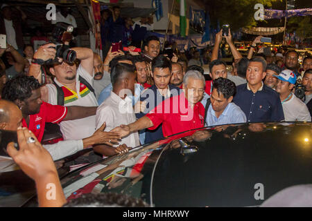 Kuala Lumpur, Malaysia. 3. Mai, 2018. Tun Dr. Mahathir Mohamad der frühere malaysische Premierminister gesehen Shake Hand mit einer der Unterstützer, während er aus dem pakatan Harapan Politik, die sich an PPR-Kerinchi, Kuala Lumpur Malaysia wird 14 allgemeine Wahlen am 9. Mai 2018 halten und es ist weniger als 1 Woche für politische Parteien ihre politischen Kampagne und Manifest zu halten. Pakatan Harapan die Oppositionspartei gesehen Blaze mit Hunderten von Teilnehmern an ihrer politischen Kampagne. Credit: Faris Hadziq/SOPA Images/ZUMA Draht/Alamy leben Nachrichten Stockfoto