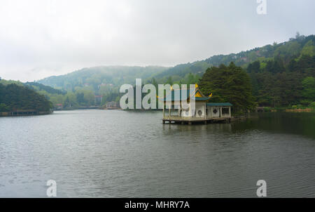 Chinesischer Pavillon in der Mitte des Ruqin Gletschersee in Lushan Nationalpark Jiangxi China montieren Stockfoto