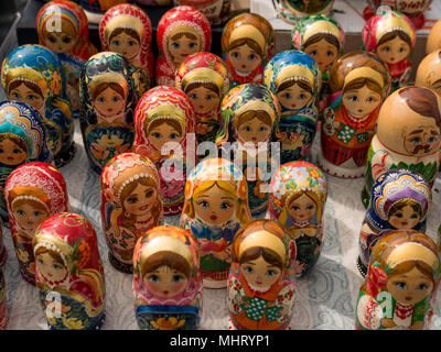 Matrjoschka am Markt, iconic beliebtes Souvenir aus Russland, der Ukraine. Bunte helle Russische Verschachtelung Puppen. Die nationalen Traditionen Consept Stockfoto