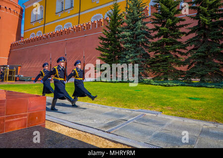 Moskau, Russland - April, 24, 2018: stündlich ändern Der präsidentengarde von Russland am Grab des Unbekannten Soldaten und Ewige Flamme in Alexander Garten in der Nähe von Kreml Wand Stockfoto