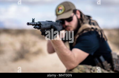 In einer Post-apokalyptischen wüste Ödland, eine Königin der Apokalypse führt ihre Milizen gegen den Feind. Bewaffnet bis an die Zähne, wer wird gewinnen? Stockfoto