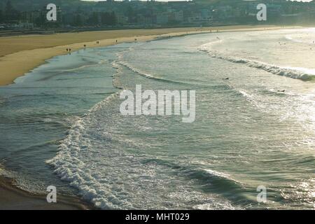 Ruhige ruhige glitzernde Meer Drängen hin zu idyllischen Strand Bondi Beach. Stockfoto