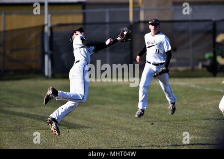 Dritter Basisspieler eine Tauchen versuchen, einen pop im outfield Gras hinter der dritten Base zu fangen. USA. Stockfoto