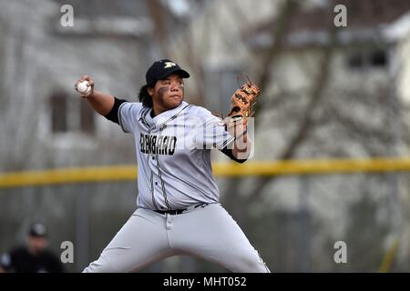 Pitcher liefert einen Stellplatz, eine gegnerische Hitter während eines High School Baseball-Spiel. Stockfoto