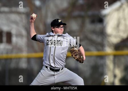 Krug eine Tonhöhe eine gegnerische hitter während einer High School Baseball Spiel. USA. Stockfoto