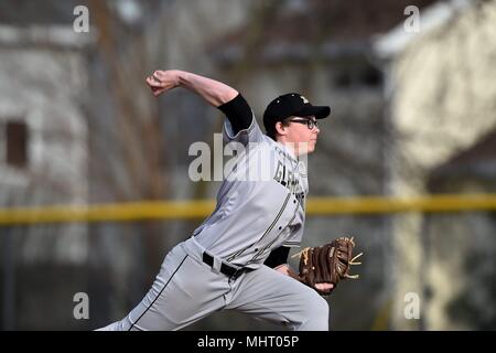 Krug eine Tonhöhe eine gegnerische hitter während einer High School Baseball Spiel. USA. Stockfoto