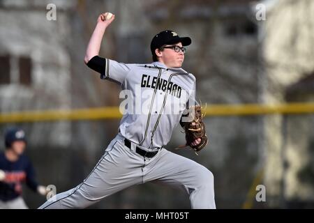 Krug eine Tonhöhe eine gegnerische hitter während einer High School Baseball Spiel. USA. Stockfoto