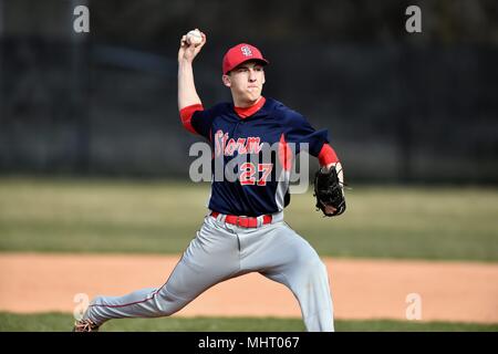 Krug eine Tonhöhe eine gegnerische hitter während einer High School Baseball Spiel. USA. Stockfoto