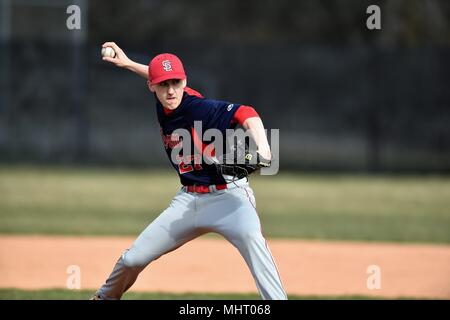 Krug eine Tonhöhe eine gegnerische hitter während einer High School Baseball Spiel. USA. Stockfoto