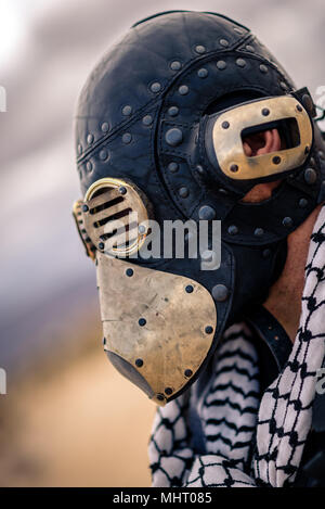 In einer Post-apokalyptischen wüste Ödland, eine Königin der Apokalypse führt ihre Milizen gegen den Feind. Bewaffnet bis an die Zähne, wer wird gewinnen? Stockfoto