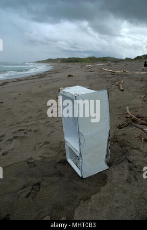 Abgebrochene Kühlschrank auf Sanddünen von Sigatoka Nationalpark, Fidschi Stockfoto