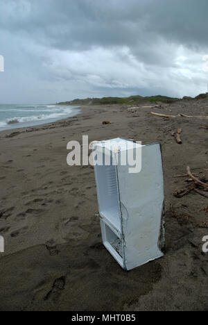 Abgebrochene Kühlschrank auf Sanddünen von Sigatoka Nationalpark, Fidschi Stockfoto