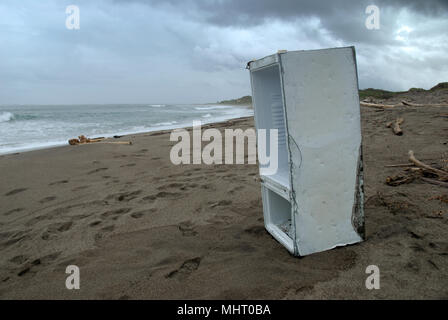 Abgebrochene Kühlschrank auf Sanddünen von Sigatoka Nationalpark, Fidschi Stockfoto