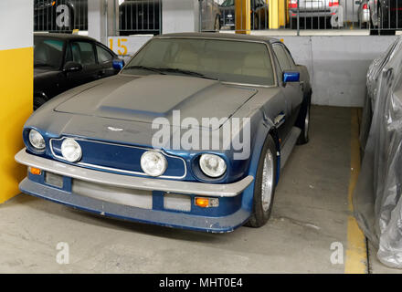 Teurer Luxus Autos in einer Tiefgarage in Montreal, Quebec. Sie sind im Staub bedeckt, wie sie seit Jahren nicht benutzt worden sind. Stockfoto