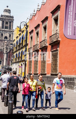 Mexiko-Stadt, mexikanisch, lateinamerikanisch, lateinamerikanisch, ethnisch, Centro historico, historisches Zentrum, Calle Moneda, Fußgängerzone, Metropolitan Cathedra Stockfoto