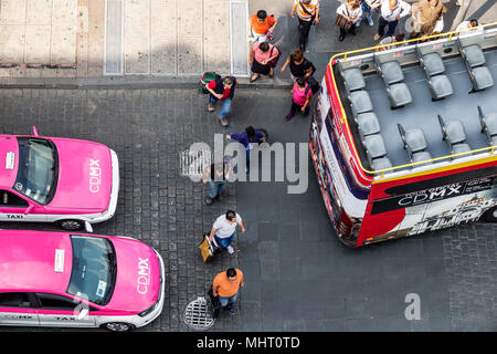 Mexiko-Stadt, Mexiko, Hispanic, Centro historico, historisches Zentrum, Plaza de la Constitucion Constitution Zocalo, Kreuzung, Straßenkreuzung, Taxi ca. Stockfoto