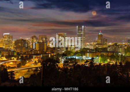 Vollmond über Portland Oregon downtown Stadtbild bei Nacht steigen Stockfoto