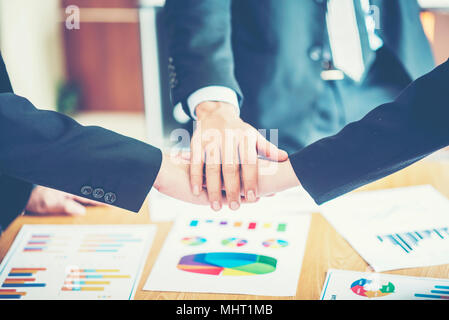 Geschäft Leute die Hände schütteln, bis Beendigung einer Versammlung Stockfoto