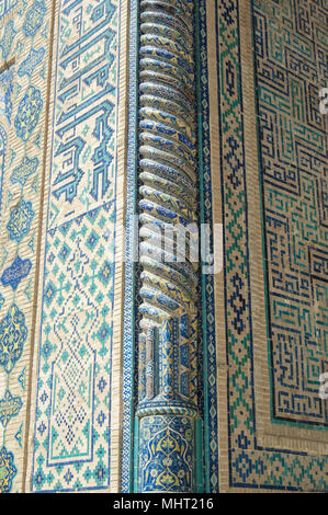 Fragment einer Spalte in der Wand mit dem Mosaik. Die Details der Architektur der mittelalterlichen Zentralasien Stockfoto