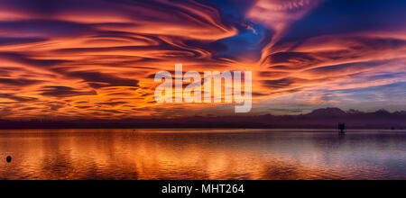 Unglaubliche linsenförmige Wolken am Himmel bei Sonnenuntergang über dem See Varese Stockfoto