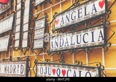 Keramik Schilder auf lokaler Souvenir shop in Cordoba, Andalusien, Spanien. Stockfoto