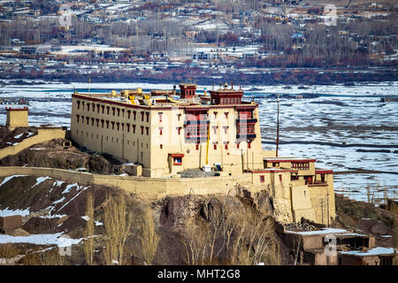 Majestätischen Blick auf Stok Palace im Schnee Berge von Ladakh, Jammu und Kaschmir, Indien. Stockfoto