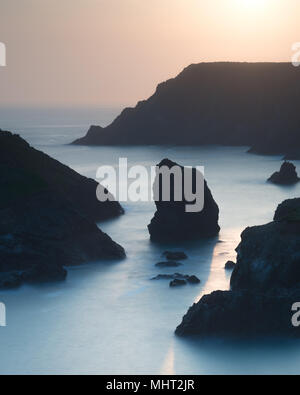 Schönen bunten Sonnenuntergang Landschaft Bild von Kynance Cove an der Küste von Cornwall in England Stockfoto