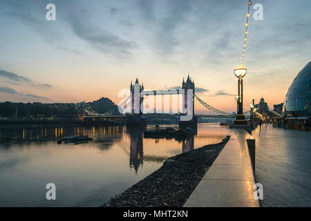 Atemberaubende Herbst Sonnenaufgang über die Tower Bridge und die Themse in London. Stockfoto