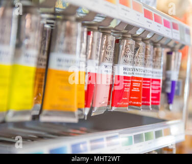 Rohre von Farbe in verschiedenen Farben für den Verkauf in der Arterie art shop in Banbury, Oxfordshire. Stockfoto