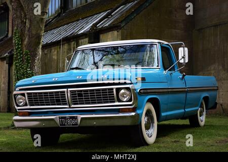 Blue 1969 Ford F100 Pickup Truck auf Anzeige am Sonntag Jagt an Bicester Erbe in Bicester, Oxfordshire, UK im April 2017 Stockfoto