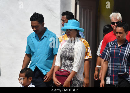 AITUTAKI, Cook Island, 27. August 2017 - Die Menschen vor Ort auf den christlichen Gottesdienst tragen traditionelle bunte polynesischen Kleid Stockfoto