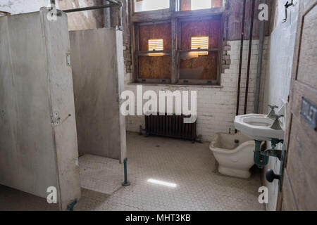 Badezimmer in Ellis Island verlassenen psychiatrischen Krankenhaus innere Zimmer anzeigen Stockfoto