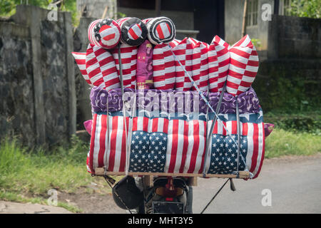 Motorrad USA-Flagge Matratze Verkäufer in Bali Indonesien auf der Straße Stockfoto