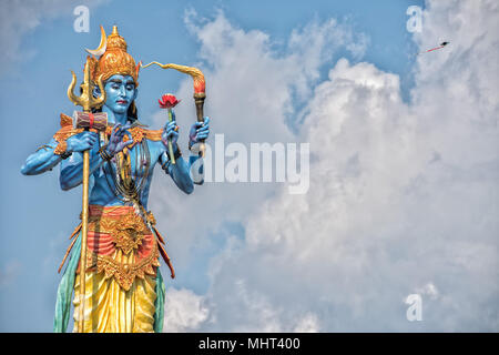 Shiva Statue in das blaue Licht Himmel Hintergrund in Bali, Indonesien Stockfoto