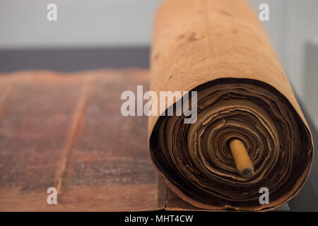 Alte Torarolle Buch schließen bis detail Stockfoto